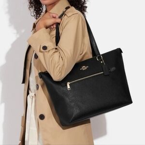 Coach Gallery Tote Bag In Black Cross Grain Leather.